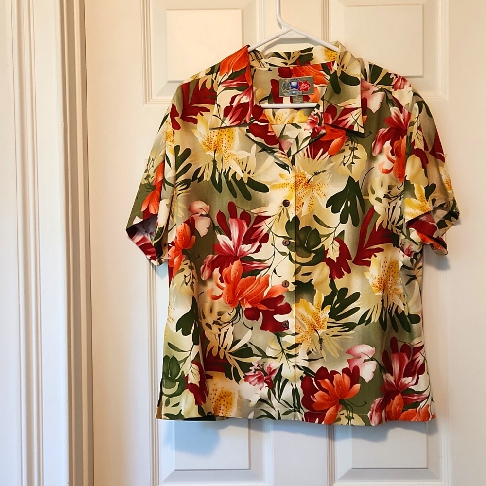 Hilo Hatties Hawaiian Shirt sz lg. Green, dark red and ivory